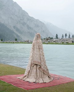 Robe de mariée beige brodée Lehenga Choli avec voile, style sequins, tenue pour occasions spéciales pour femmes - Product Image 2