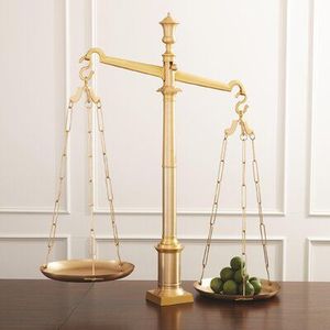 Báscula de Equilibrio de Latón de Calidad Premium para Decoración con Símbolo de Justicia, Recepción de Oficina y Regalos Corporativos - Product Image 4
