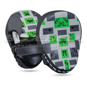 Vente en gros de pads de frappe de boxe personnalisables en cuir, haute qualité, antidérapants, avec sangle de poignet réglable et fermeture auto-agrippante, meilleures ventes - Product Image 6