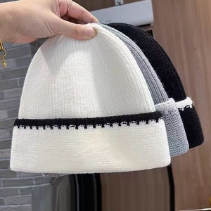 หมวกบีนนี่สีดำแบบยูนิเซ็กซ์ 100% อะคริลิก ถักทอสีพื้น เรียบง่าย ใส่สบาย อุ่นในฤดูหนาว ปรับขนาดได้ เหมาะสำหรับเล่นสกี สำหรับผู้ใหญ่ - Product Image 4