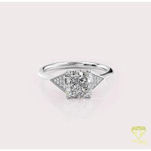 Anillo central cuadrado de lujo en tono plateado con detalles de piedras laterales brillantes para compradores mayoristas de joyería nupcial - Product Image 2