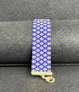 Bracelet de luxe fait main perlé, motif croix bleu et or, fermoir métallique, design exquis - Product Image 5