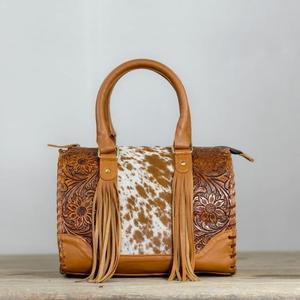 Sac Speedy en cuir avec motif floral embossé, fermeture éclair, panneau en cuir de vachette marron, détail pompon, style décontracté - Product Image 1
