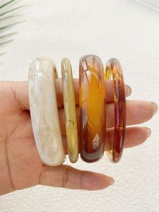 Brazalete de Resina Personalizado con Incrustaciones de Flores Naturales y Diseño Artesanal Elegante - Product Image 3