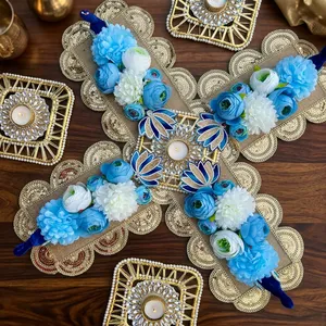 Chemin de table en tapisserie florale avec des roses bleues et blanches et des bougeoirs dorés pour la décoration de mariage et de la maison - Product Image 4