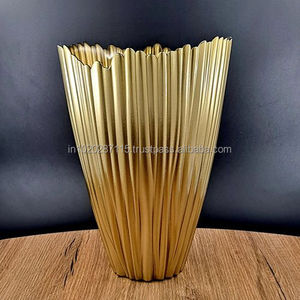 Vase en métal idéal pour les personnes souhaitant des solutions florales décoratives qui rehaussent l'ameublement avec une beauté durable - Product Image 1