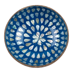 Bol en coquille de noix de coco avec délicates sculptures, matériau éco-responsable, finition polie pour une présentation moderne en cuisine - Product Image 2