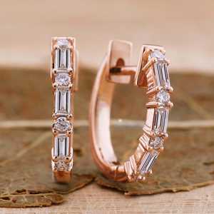 Venta al por mayor de aretes pequeños de oro rosa de 14K y 18K con diamantes creados en laboratorio para mujer, disponibles a precio de mayorista desde India. - Product Image 3