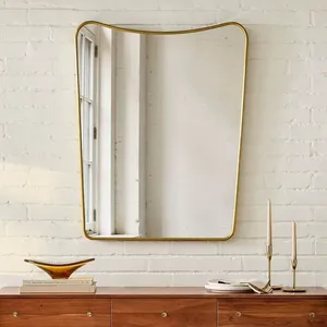Miroir mural en métal argenté glamour pour les intérieurs modernes et éclectiques et les designs de maisons audacieux et avant-gardistes. - Product Image 5
