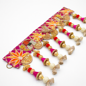 Bandhanwar Toran Hecho a Mano con Borlas de Perlas y Flores Magenta, Decoración Festiva para Puerta, Regalo para Diwali, Bodas y Entrada del Hogar - Product Image 3