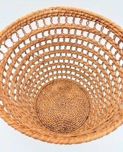 Cesta redonda grande de malla de ratán, perfecta para dormitorio, baño, uso doméstico y almacenamiento de comestibles en la cocina. - Product Image 3