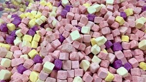 สินค้าขายดี |   โยเกิร์ตฟรีซดรายแบบก้อน น้ำตาลน้อย รสชาติผสมตามสั่ง ขายส่ง ของขวัญสำหรับงานปีใหม่จากเวียดนาม - Product Image 6