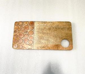 Planche à fromage décorative artisanale personnalisée en bois d'olivier irrégulier et résine, pour servir fromages, fruits et aliments - Product Image 5