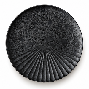 Assiette à dîner noire texturée Shadow Shell, motif coquillage sculpté, vaisselle de table moderne décorative |   Assiette Premium - Product Image 1
