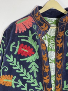 Chaqueta Suzani de Terciopelo Azul Marino • Abrigo Floral Bordado Estilo Boho • Prenda Hecha a Mano para Festivales • Estilo Étnico Bohemio Colorido - Product Image 2