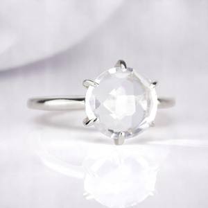 Anillo de Cuarzo Cristal Natural de 8 mm – Plata de Ley 925 con Baño de Oro y Engaste de Garras |   Anillo Redondo con Piedra de Nacimiento para Mujer, Último Diseño - Product Image 1