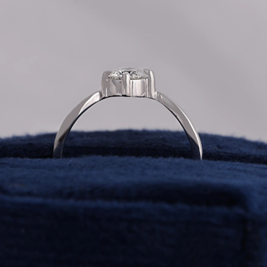 Anillo de Compromiso de Diamantes Redondos para Mujer, Engaste de Garras, Diseño Geométrico Clásico - Product Image 3
