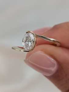 Anillo de Boda Curvo Único con Diamante Ovalado de 1.00CT Cultivado en Laboratorio, Diseño Especial CREATIVE CRAFT, Certificado IGI, Oro Sólido de 14K para Mujer - Product Image 1
