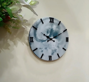 Horloge murale moderne en résine faite à la main, silencieuse, à mouvement à quartz, pour la décoration de la maison et du bureau - Product Image 4