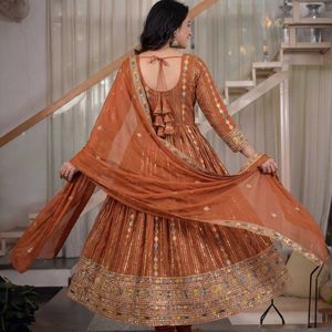 Ensemble Anarkali Premium avec pantalon en micro-coton épais de 3 mètres et dupatta en georgette brodée de sequins pour femme - Product Image 3