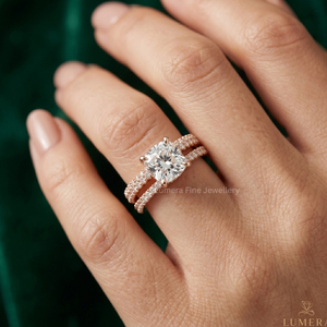แหวนหมั้นเพชรโมอิสซาไนต์ทรงคุชชั่นทองคำโรสโกลด์ 14K พร้อมแหวนคู่ประดับเพชรแบบพาเว่สำหรับผู้หญิง - Product Image 5