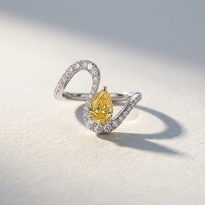 Anillo de cóctel con diamante cultivado en laboratorio, corte pera amarillo elegante, diseño de onda fluida en S, para mujeres elegantes, curvado de este a oeste, amarillo canario. - Product Image 3