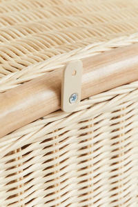 Cette armoire de rangement pour bébé est tressée en rotin naturel. C'est une armoire à deux niveaux avec portes. - Product Image 5