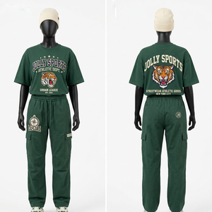ชุดเสื้อยืดและกางเกงคาร์โก้ผ้าฝ้ายเฟรนช์เทอร์รี่ผสม 280 GSM สีแดงสำหรับผู้หญิง พิมพ์ลายพัฟ พิมพ์ลายสกรีน โลโก้สั่งทำ ชุดเซ็ตสำหรับผู้หญิง - Product Image 2