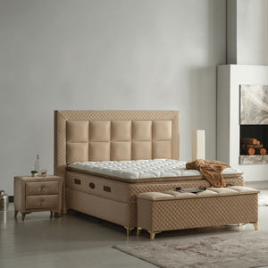 Lit plateforme en teck massif de style européen contemporain de luxe avec tête de lit confortable à surpiqûres verticales et base rembourrée - Product Image 2