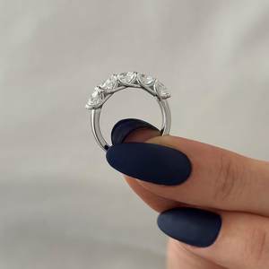 แหวนครบรอบ 2.5 กะรัต เพชรเพาะเลี้ยงในห้องปฏิบัติการ ทองคำขาว 14k แบบครึ่งวงแหวน ประดับเพชรแบบ Trellis - Product Image 2