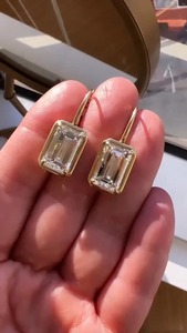 Boucles d'oreilles tendance pour femme en argent sterling plaqué or jaune 18 carats, serties de moissanite jaune spéciale taille émeraude, en vente - Product Image 3