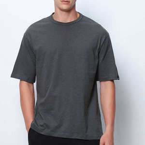 เสื้อยืดสตรีทแวร์ผู้ชายขายส่ง ปักลายขาดๆ แบบทำสีเอซิด ย่อยสลายได้ ระบายอากาศได้ดี ผลิตจากผ้าฝ้ายออร์แกนิค 100% รับสกรีนโลโก้ รวดเร็ว - Product Image 5