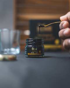 Crème de résine de Shilajit de l'Himalaya 70% extrait d'herbes, contenant en verre, emballé sous vide, 100% naturel - Product Image 5