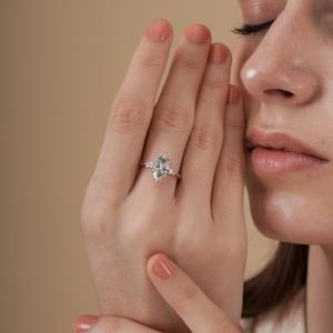 Anillo de compromiso de tres piedras con diamante de corte marquesa creado en laboratorio y diamantes laterales de corte pera, certificado IGI, anillo de diamantes trilogía. - Product Image 2