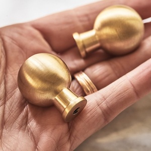 Bouton de meuble en laiton brossé, forme champignon, dessus ovale arrondi, base évasée élégante, pour armoires de cuisine modernes, placards et tiroirs ARTWARE - Product Image 6