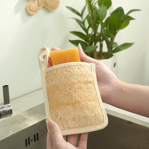 Pochette à savon en luffa naturel avec bords en coton Sac à récurer écologique pour le bain - Product Image 1