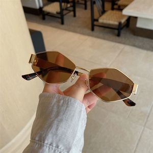 Gafas de Sol Modernas y Elegantes con Diseño Romboidal Retro de Alta Gama, Protección Solar UV400, Monturas Metálicas, Venta al Por Mayor - Product Image 2