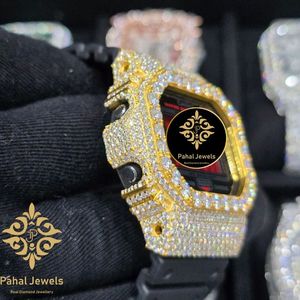 Reloj de Cuarzo con Incrustaciones de Diamantes, Pantalla Digital Roja, Tono Dorado, Cuadrado, con Alarma, Cronógrafo y Retroiluminación LED - Product Image 3