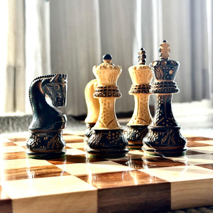 Juego de Ajedrez de Madera Tallada con Tablero Pulido, Piezas de Ajedrez y Juego de Mesa Decorativo para el Hogar, Oficina o Sala de Juegos - Product Image 1