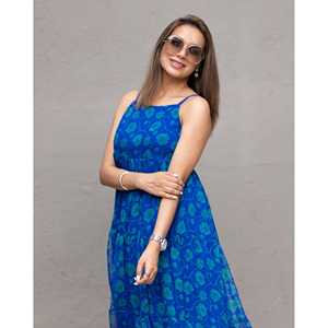 ชุดเดรสทรงเอไลน์ผ้าชีฟองโปร่งแสงพิมพ์ลายดอกไม้สีน้ำเงินจูเลียพร้อมสายคาดเอวทรงเอ็มไพร์ - Product Image 4