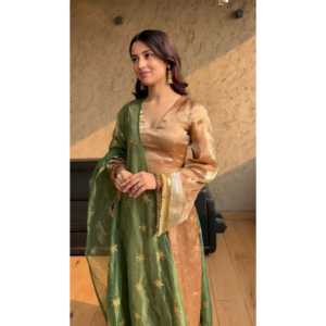 Conjunto de mujer de diseñador Traje Salwar rojo y verde con doble Dupatta - Product Image 6