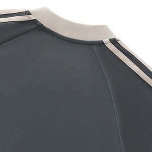 T-shirt à manches longues en coton Oxford 100% style universitaire, col en V, avec impression brodée personnalisée contrastée - Product Image 6