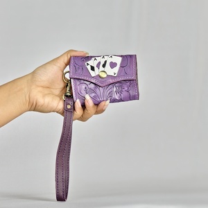 Porta Pasaportes de Cuero Genuino Morado de Lujo Premium, con Patrón Floral Grabado, Cierre a Presión, Correa Única, Unisex, Corto, Anti-Robo - Product Image 1