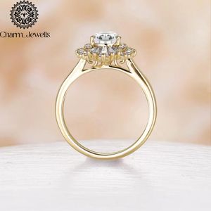 Bague de fiançailles classique pour femme en moissanite taille coussin, plaqué or 18 carats, sertie à griffes - Product Image 6