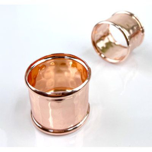 Anillo para servilletas de acero inoxidable clásico en tonos cálidos para presentaciones formales, disponible en tamaños y colores personalizados. - Product Image 5