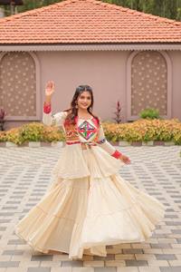 Robe traditionnelle indienne et pakistanaise pour femmes, Lehenga Choli en coton brodé, travail Gamthi, tenue de fête et de mariage - Product Image 1
