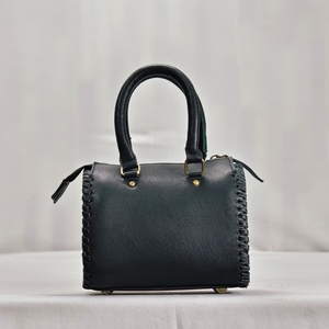 Bolso de Hombro de Diseño de Cuero Duradero con Asa Superior, Cierre de Cremallera y Panel Floral Grabado, Estilo Vintage de Lujo en Piel de Vacuno - Product Image 2