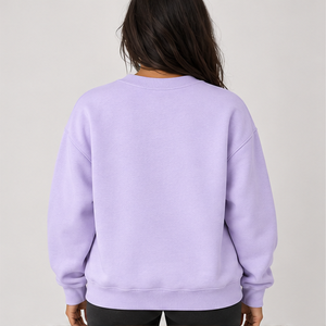 Sweat-shirt ras du cou oversize à manches longues pour femme, motif lettres universitaires multicolores lilas, avec logo personnalisé, vente en gros - Product Image 2