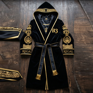 Bata de Boxeo Regal Three Negra con Bordado Dorado, Bata con Capucha para Hombres, Ropa de Artes Marciales, Bata 100% Poliéster, Diseño de Campeón - Product Image 3