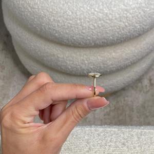 Bague en diamant de laboratoire ovale de 2,5 carats _ Or jaune 14 carats _ Sertissage solitaire moderne _ Certifié IGI - Product Image 4